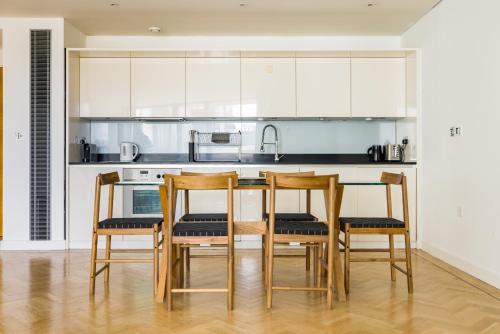 Spacious Modern 3-Bed Home - image 13