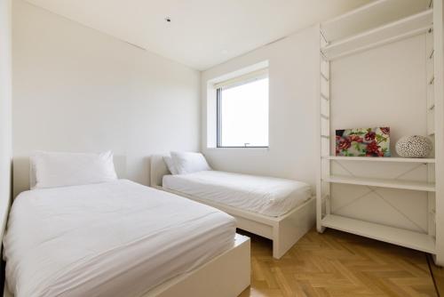 Spacious Modern 3-Bed Home - image 10