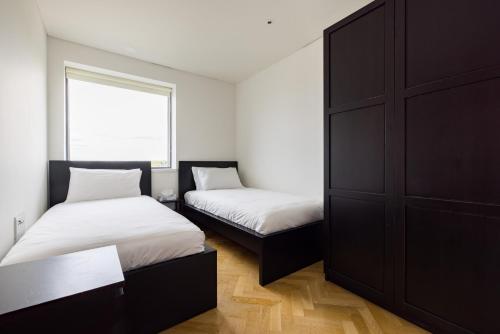 Spacious Modern 3-Bed Home - image 10