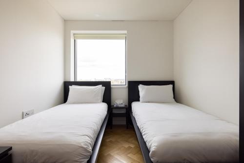 Spacious Modern 3-Bed Home - image 6
