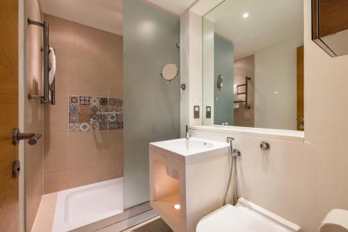 Spacious Modern 3-Bed Home - image 2