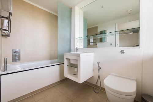 Spacious Modern 3-Bed Home - image 12