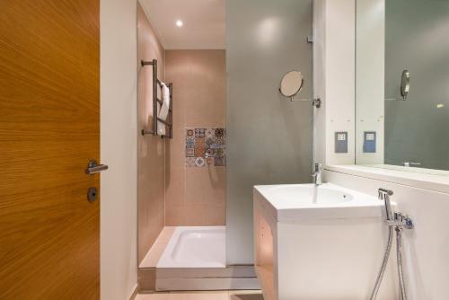 Spacious Modern 3-Bed Home - image 11