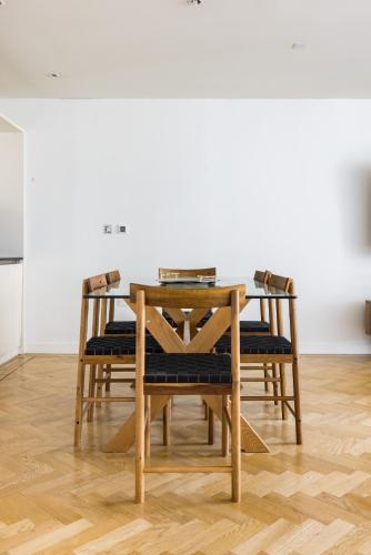 Spacious Modern 3-Bed Home - image 11