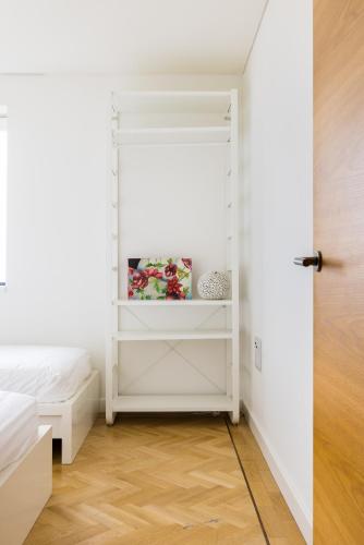 Spacious Modern 3-Bed Home - image 14