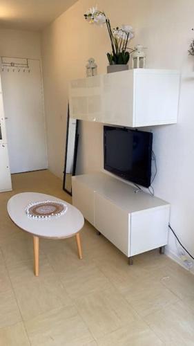 Shared lounge/TV area, Joli studio a Marseille 14-eme in Le Merlan