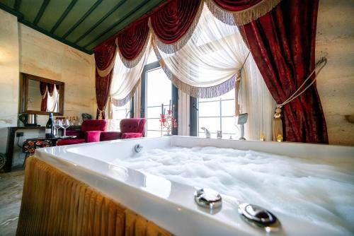 Джакузі, Abra Stone House in Гйореме