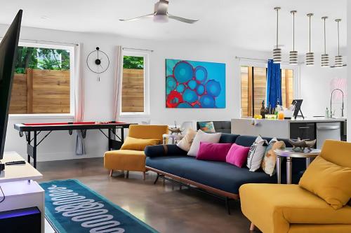 Downtown Modern House Surrounded in Lush Greenery in Austin, USA