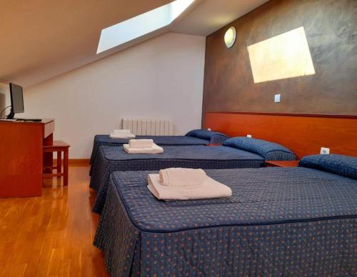 3 twin beds