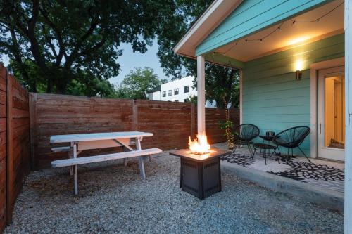 Fun 4BR Near Downtown with Games & Firepit in Austin, USA