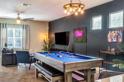 Fun 4BR Near Downtown with Games & Firepit in Austin, USA
