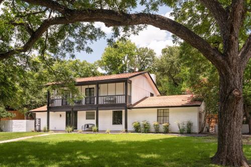 Upstay - Multiple Patio Decks Fenced-in Yard BBQ in Austin, USA