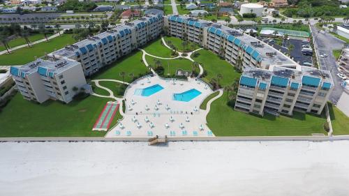 Ocean view bliss Pool Access Quiet Beach Errol by the Sea 507 in New Smyrna Beach, USA