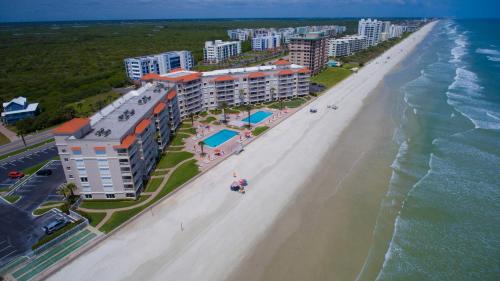 Luxury Sandpiper 608 Family Friendly 2 Pools 2 Kiddie Pools Car Free Beach in New Smyrna Beach, USA