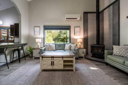 Serene Sol Retreat by the Shores of Lake Huron in Cheboygan, USA