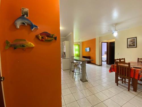324 - Apartamento confortável na praia de Bombas, Bombas