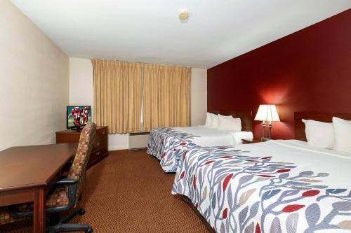2 queen beds, 1 sofa bed