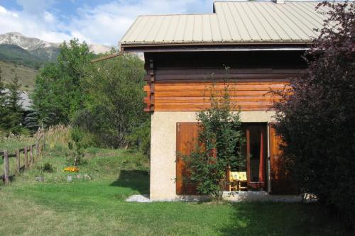 Small duplex chalet with garden, Saint-Chaffrey