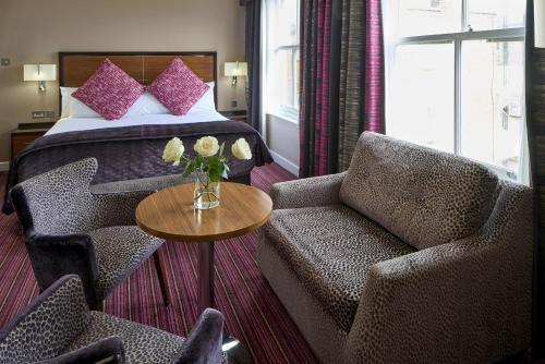 1 king bed, 1 sofa bed
