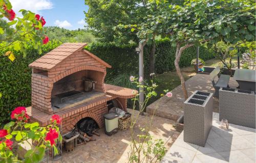 Viesnīcas āriene, Cozy Apartment In Micetici With Wifi in Zbandaj