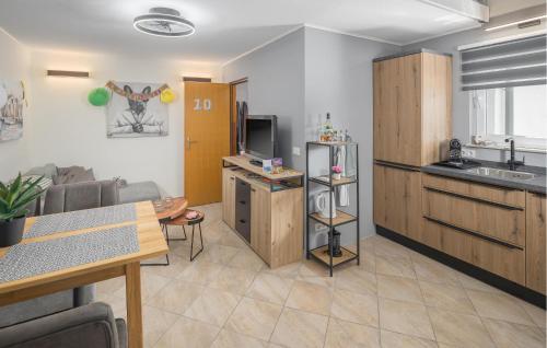 virtuve, Cozy Apartment In Micetici With Wifi in Zbandaj