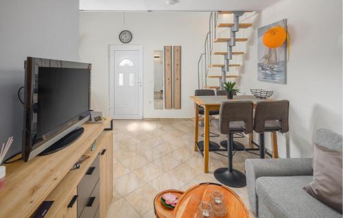 Cozy Apartment In Micetici With Wifi in Zbandaj