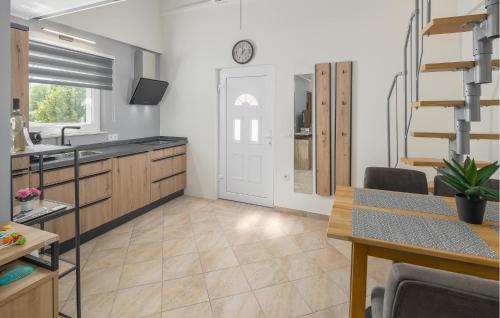 virtuve, Cozy Apartment In Micetici With Wifi in Zbandaj