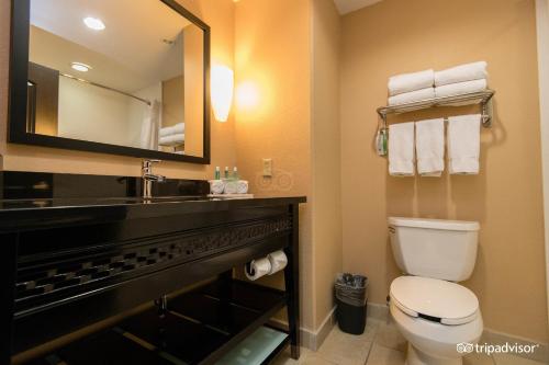 Standard Queen Room with Two Queen Beds - Non Smoking  image 5