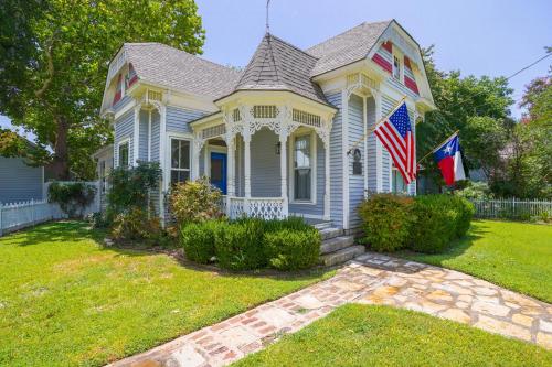 Granbury Home w/ Fire Pit, Walk to The Square!, Granbury