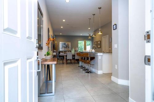 Gorgeous 4 Suites DREAM Villa 5 min to Disney