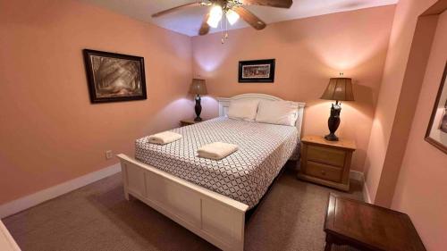 2 Bedroom, 15 Bath Old Florida Home On The Lake in Oviedo, USA