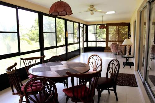 Lakeview Retreat w Jacuzzi Tub Gator Den in 奧蘭多東部