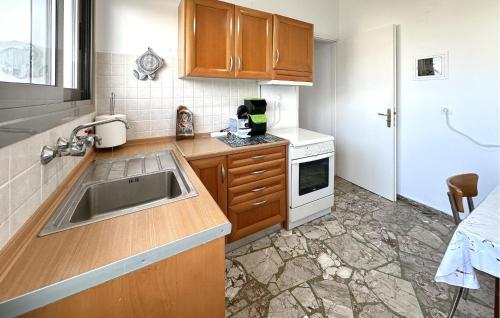 ห้องครัว, Stunning Apartment In Astros Kynourias in พาราเลีย อายิอู อันเดรีย