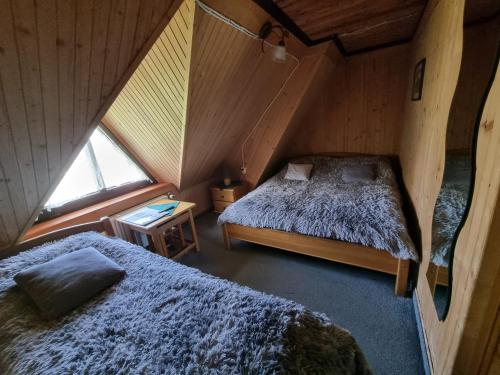 1 double bed, 5 twin beds