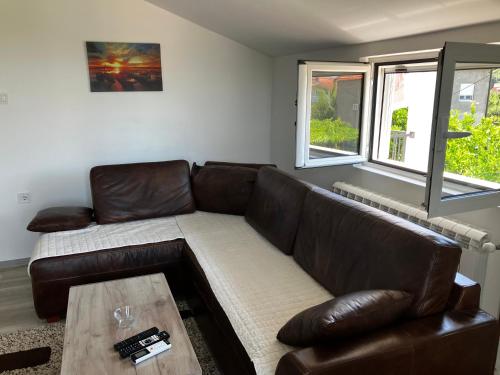 Peaceful 2BR Apt with Ultra-Fast WiFi, Подгорица (фото 4)