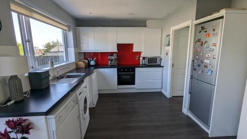 Bright 2BD Family Home with Hidden Zen Den & Garden - image 5