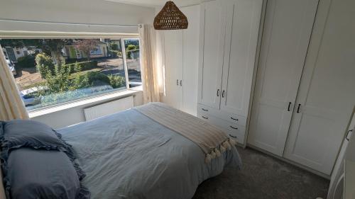 Bright 2BD Family Home with Hidden Zen Den & Garden - image 6