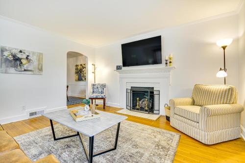 Dogwood Cottage with Fireplace 1 Mi to University in High Point, USA