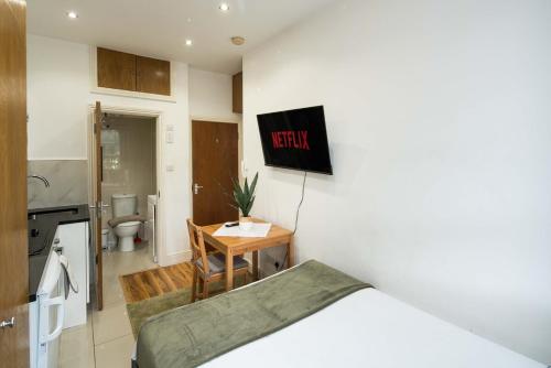 Charming Fully Equipped Studio - image 10