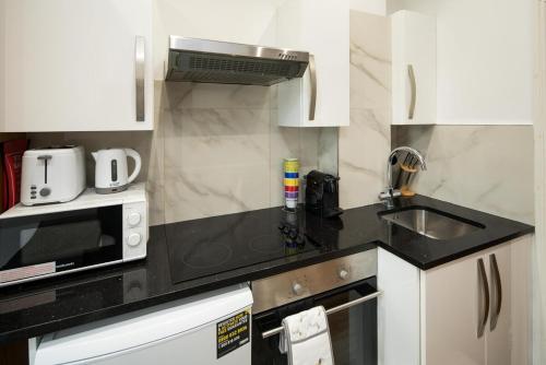 Charming Fully Equipped Studio - image 4
