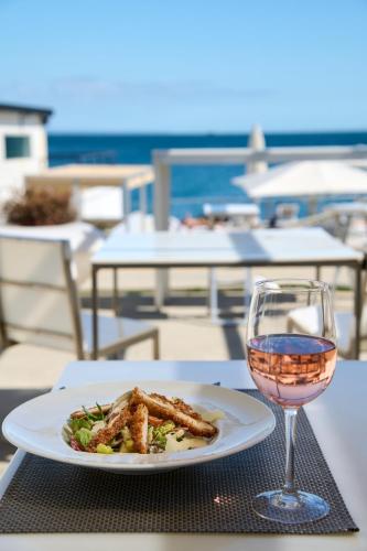 587835754 Farol Hotel