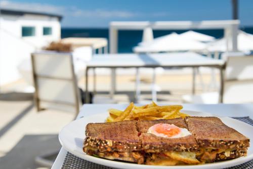 587836045 Farol Hotel