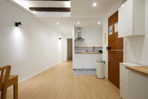 17 Nice apartment next to El Molino, Barcelona (fotografie 2)
