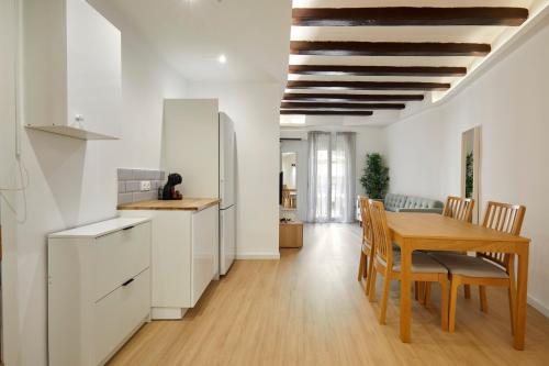 17 Nice apartment next to El Molino, Barcelona