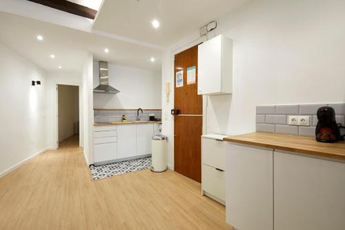 17 Nice apartment next to El Molino, Barcelona (fotografie 3)