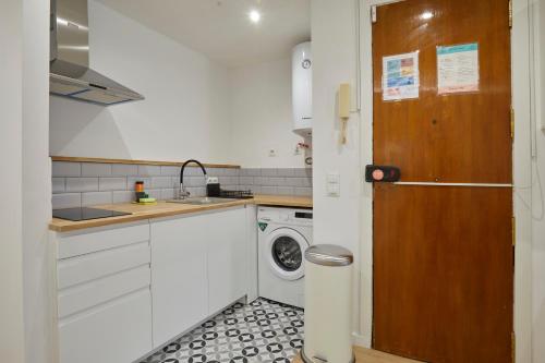 17 Nice apartment next to El Molino, Barcelona (fotografie 5)
