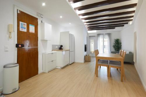 17 Nice apartment next to El Molino, Barcelona (fotografie 9)