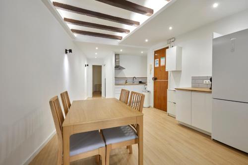 17 Nice apartment next to El Molino, Barcelona (fotografie 6)