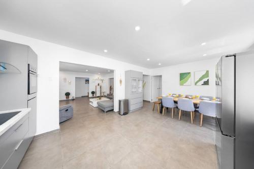 The White House Fenced Pool Escape By Lucha