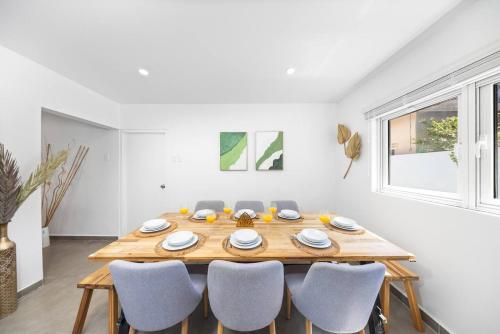 The White House Fenced Pool Escape By Lucha